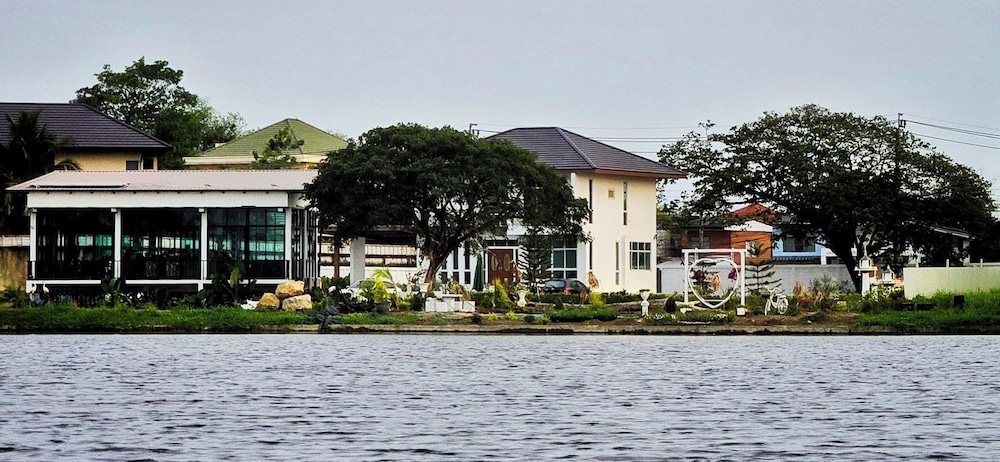 Tiny Island Lake Lodge