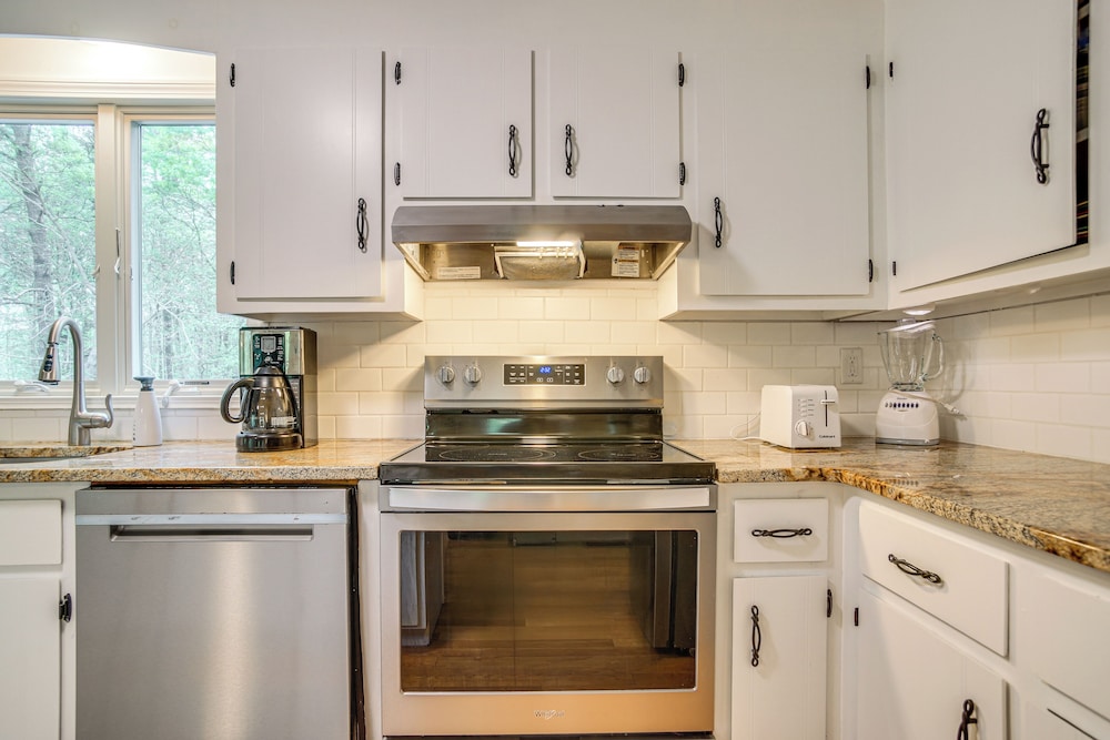 1/2 Mi to Cooks Brook Beach: Cozy Cape Cod Retreat