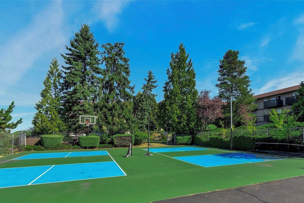 Modern Home Between Seattle, Tacoma & SEA Airport