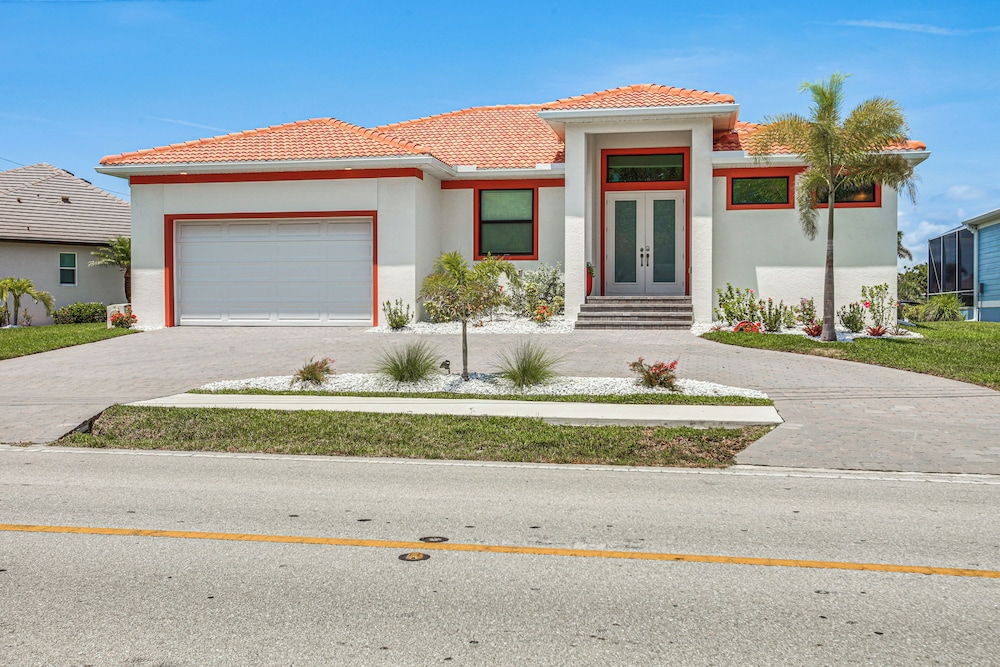 Sunset Views, Dock: Canalfront Home in Punta Gorda
