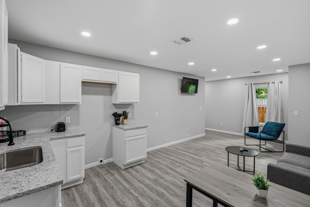 Spacious 3BR Retreat Near Downtown River Walk