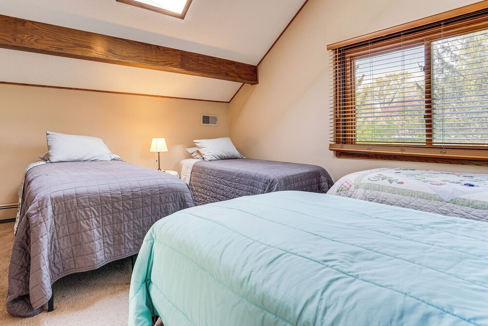 'love Lake Retreat w/ Hot Tub in New Richmond!