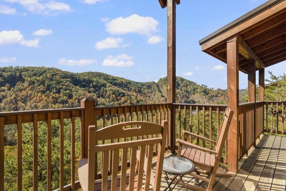 Eagle's Nest - 3 Bedrooms, 3.5 Baths, Sleeps 10 Home by RedAwning