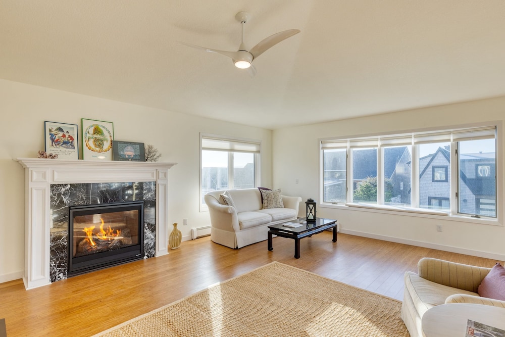 Pacific Breeze Ocean Views Steps to Cannon Beach Airy Coastal Retreat