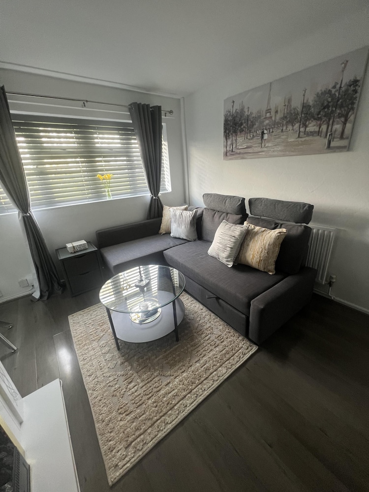 Serene Escape Cosy Apartment in Wolverhampton view 5