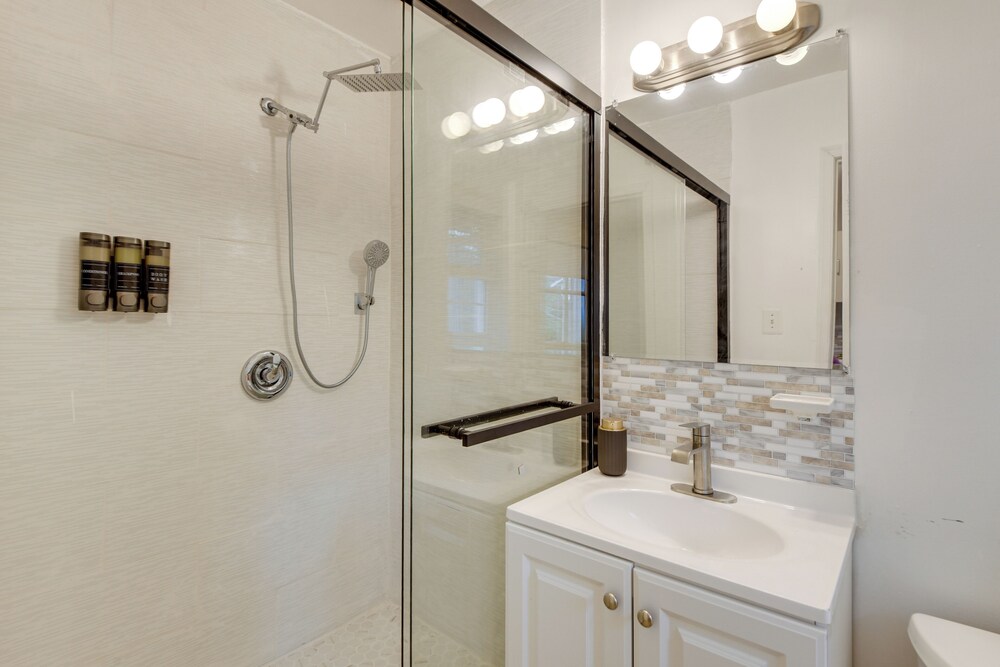 Convenient + Cozy! Apartment in DC Suburbs!
