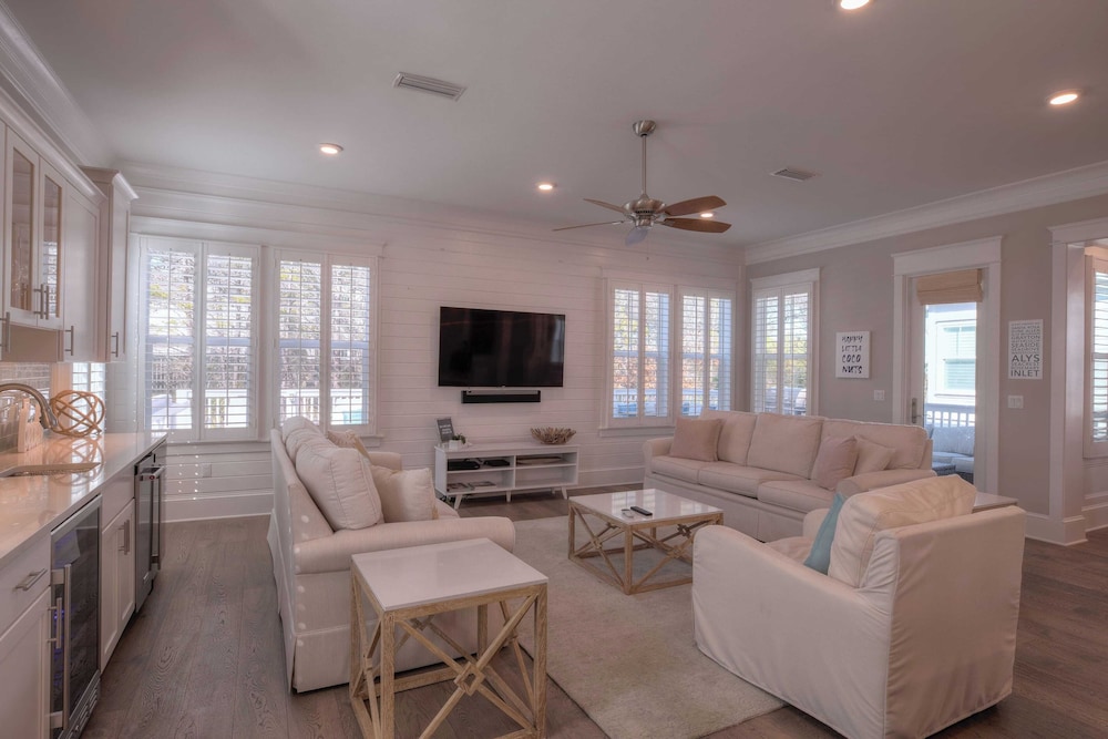 Coconut Cove by Avantstay Deck w/ Hot Tub, Access to 2 Pools
