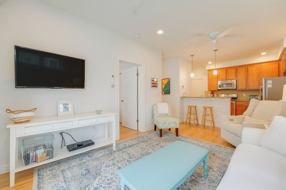 Near Portland trails: Walkable Apartment w/ Deck