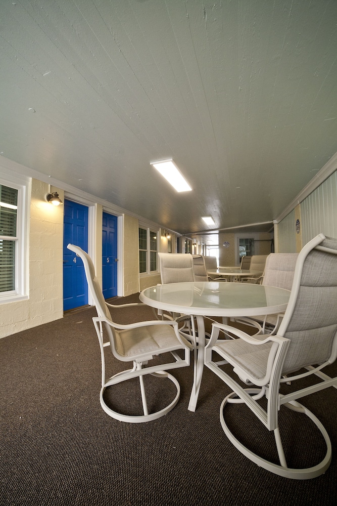 Georgianne Inn & Suites