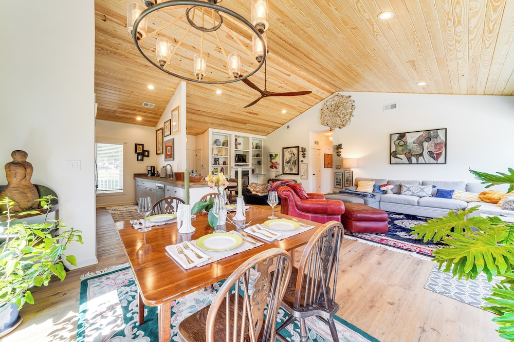 Hot Tub, Deck & Fire Pit: Chic Louisville Home!