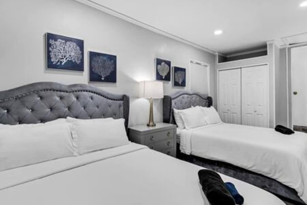 427 NE 107th Studio 6BR 3BA 7 Beds Pool Parking 2 Kitchen