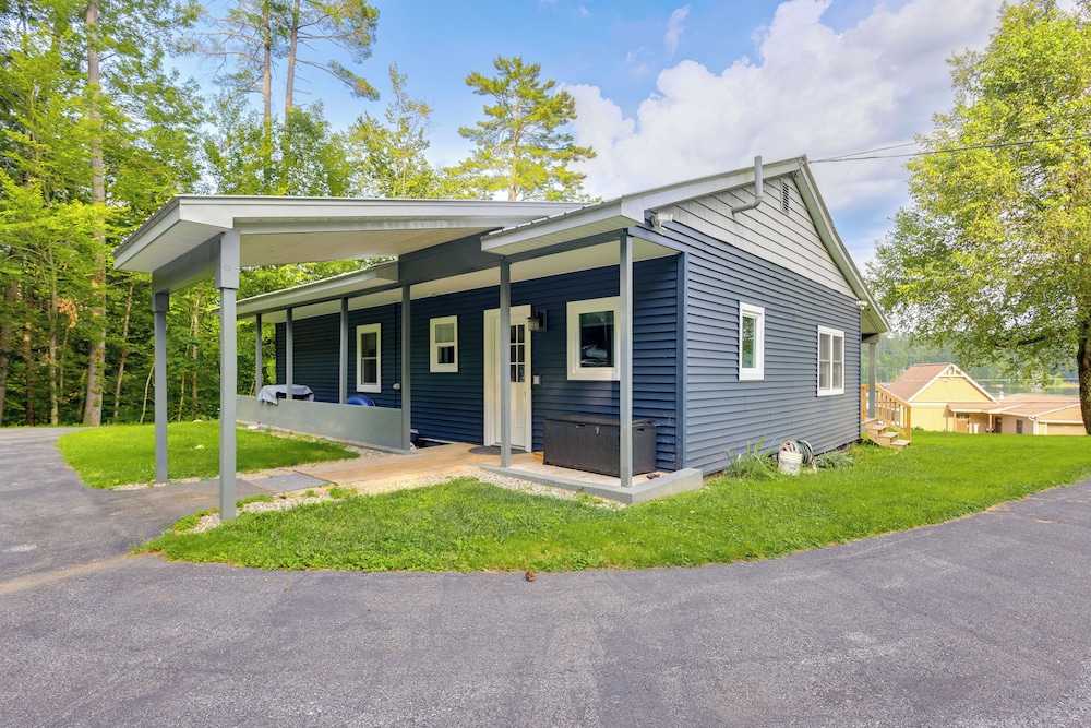 Game Room, Patio & Stunning Views: Lakefront Home!
