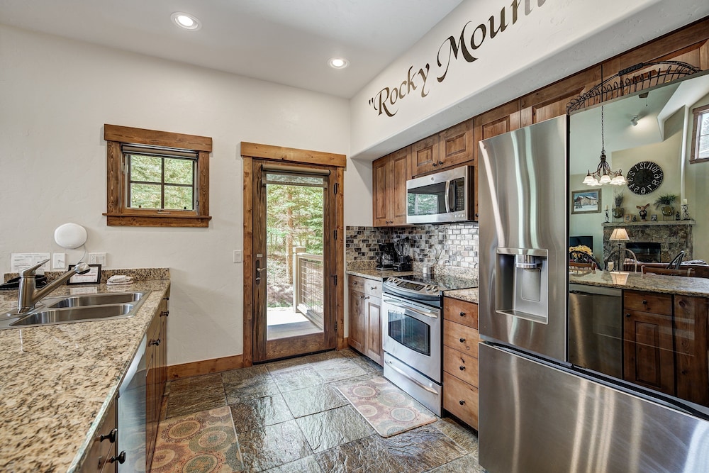 Private Townhome Close To Ski Back And Hot Tub 3 Bedroom Townhouse