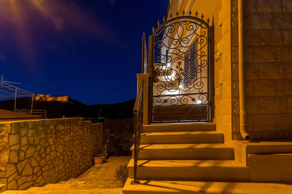 Capitis in the Centre Two units-Private Pool Villa & Balcony Apartment With Amazing View No Pool