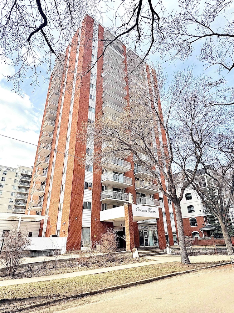 Stylish Downtown Condo near Rogers Place | Parking, Gym, Balcony & Kitchen