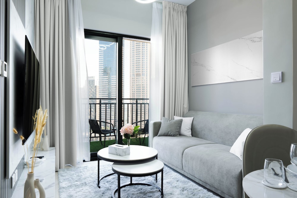 Keyrock Living - 1BR with Lake View