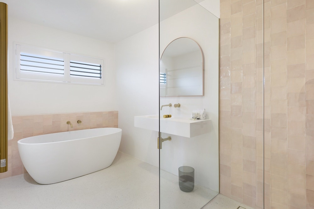 Mediterranean Surfers Paradise Townhouse With BBQ
