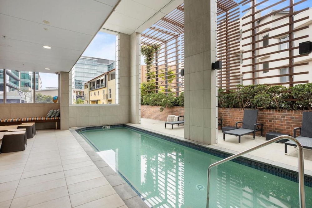 Contemporary 1-bed With Pool Near Brisbane River