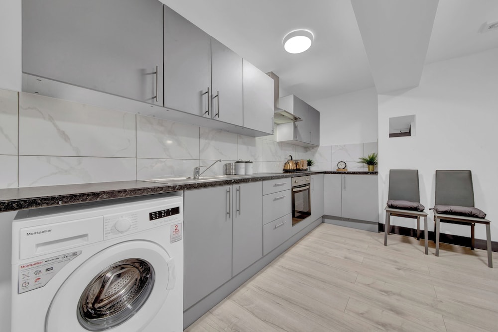 Immaculate 1-bed Studio in Feltham Heathrow London