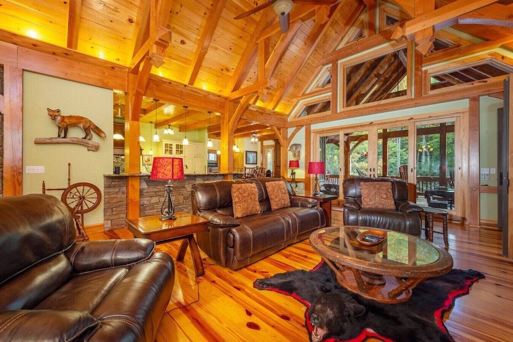 Luxe Riverfront Escape Mtn Views Pickleball Ct