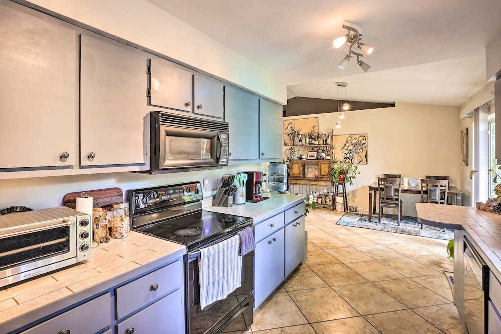 Updated Fort Myers Escape w/ Screened Lanai!