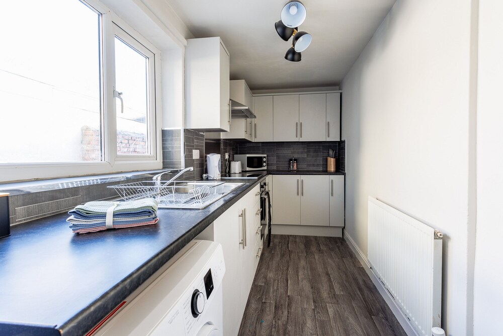 Darlington 4Bd Home: Modern Comfort & Free Parking