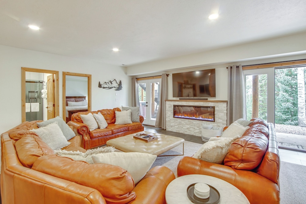 Hot Tub, Game Room! 3-story Brian Head Home