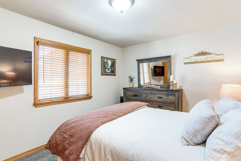 Townhome w/ Patio: 1 Mi to Clearfield Riverwalk