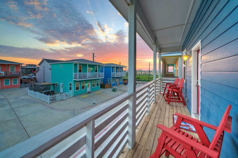 Sleeps 24, 2 Homes Pool, Backyard Tiki Bar, Fire Pit, Cornhole Walk to Beach