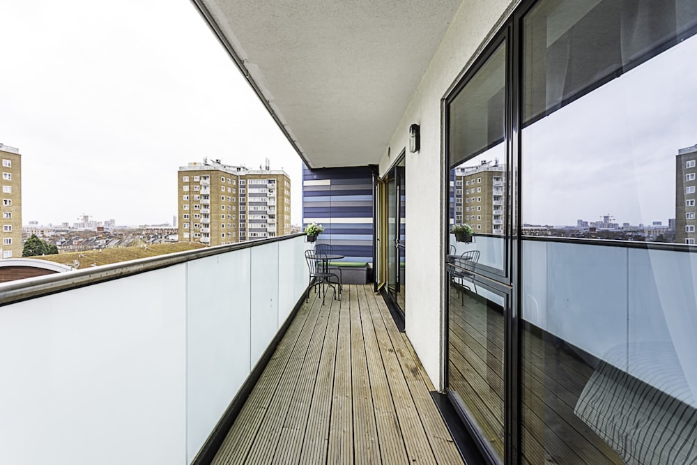Trendy Queen's Park Apartment With Views Across London