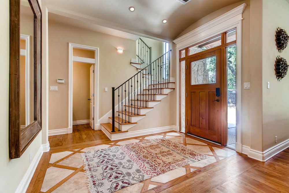 Luxury 4 Bedroom Home in Central Austin
