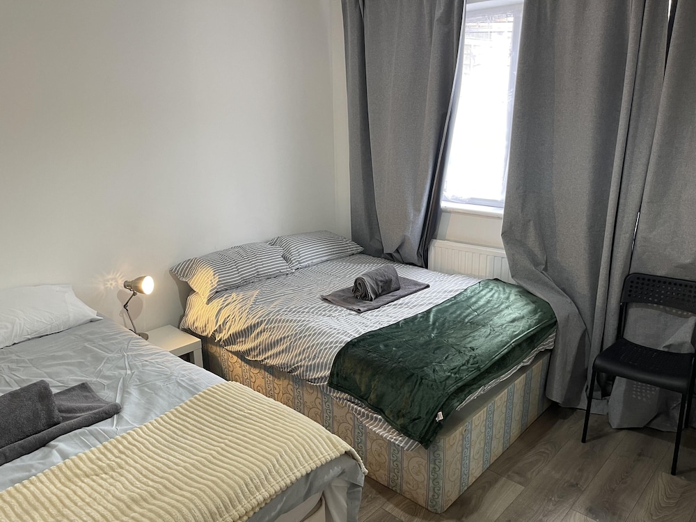 Great 5-bed Wembley Home 25min From Central London view 3