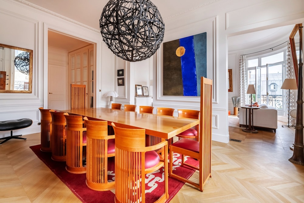Prestigious Apartment Near the Trocadero