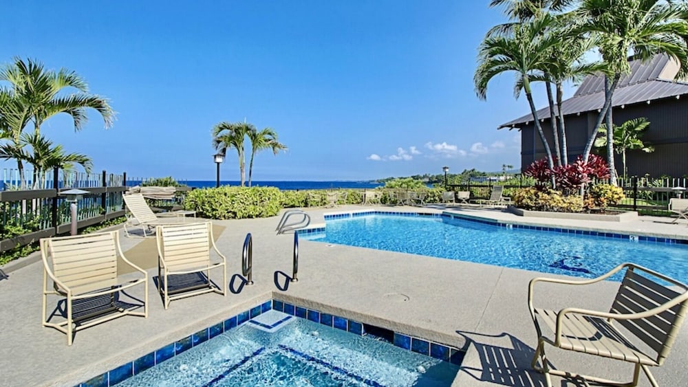 Sophisticated Oceanfront Retreat - Air-conditioned - Walk to Beach - Vrkcv