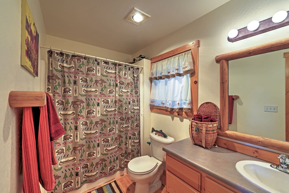 Klamath Falls Vacations - Bright Klamath Falls Cabin w/ Deck Mtn Views! - Property Image 18