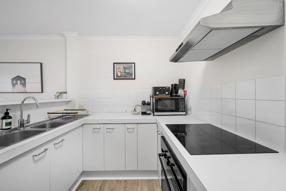 Stylish 1-bed Stay With Balcony & Study