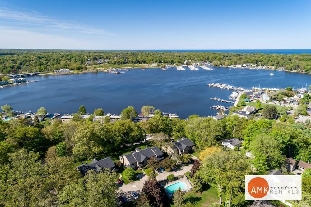 Charming Bayview - Downtown Condo With Pool