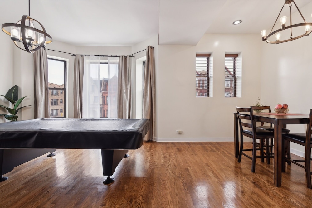 Apartment Near Downtown & Uchicago 4 Bedroom Condo by RedAwning photo 4