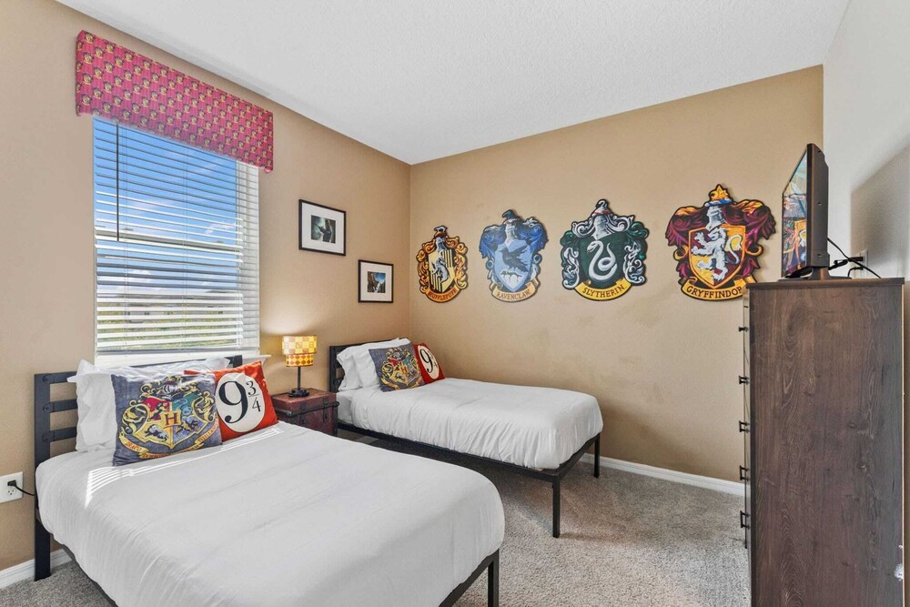 Minutes to Disney Parks + Universal Sleeps 21 w/ Pool, Hot Tub, Game Room