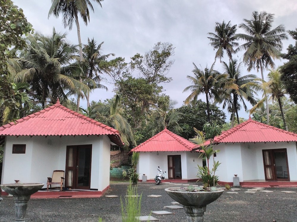 Lagoon Resort Goviyapana