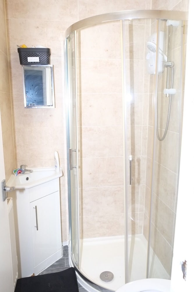 Nottingham 5-br, Sleeps 11 w/ Garden & Parking
