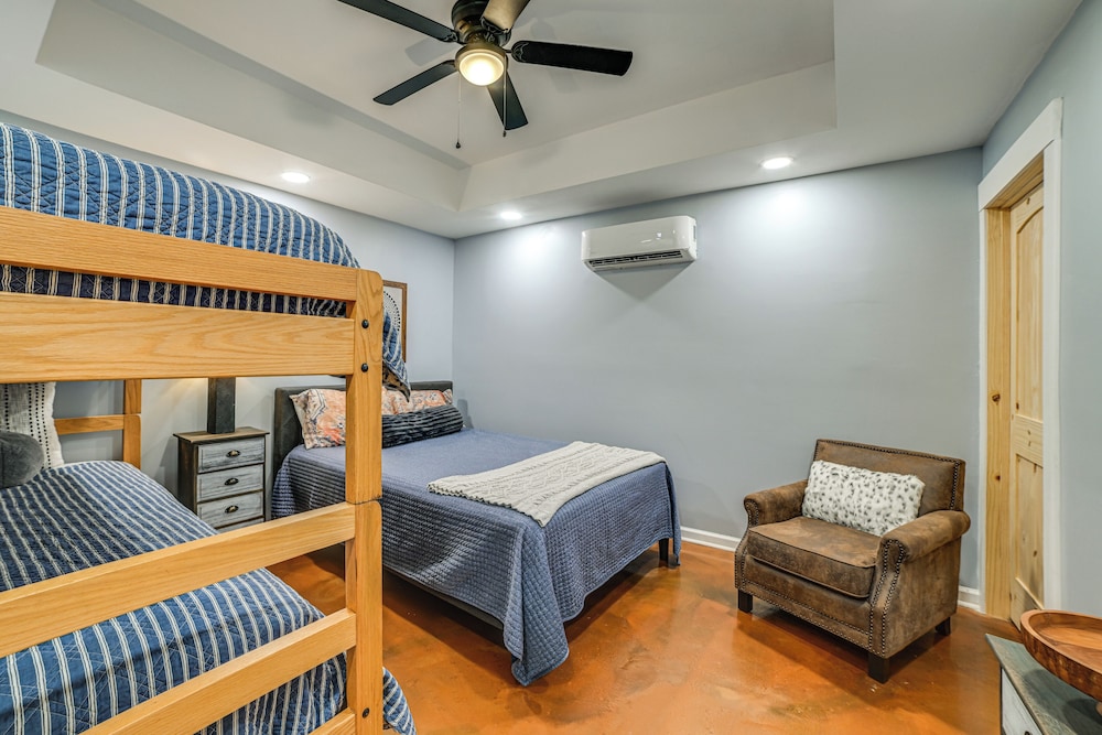 Game Room & Screened Porch: Kentucky Lake Retreat!