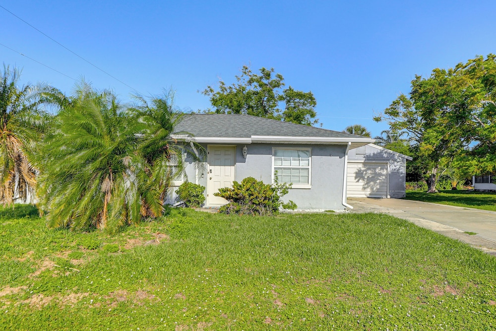 7 Mi to Beach: Cozy Home w/ Yard in Englewood!