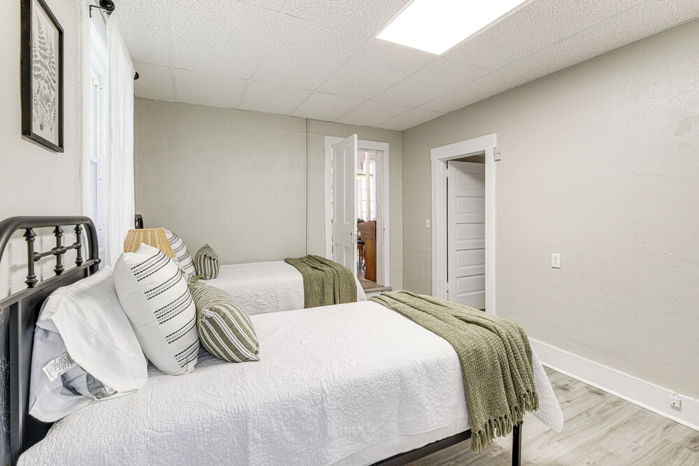 4 Mi to Lake: Unique Family Retreat in Akron Area
