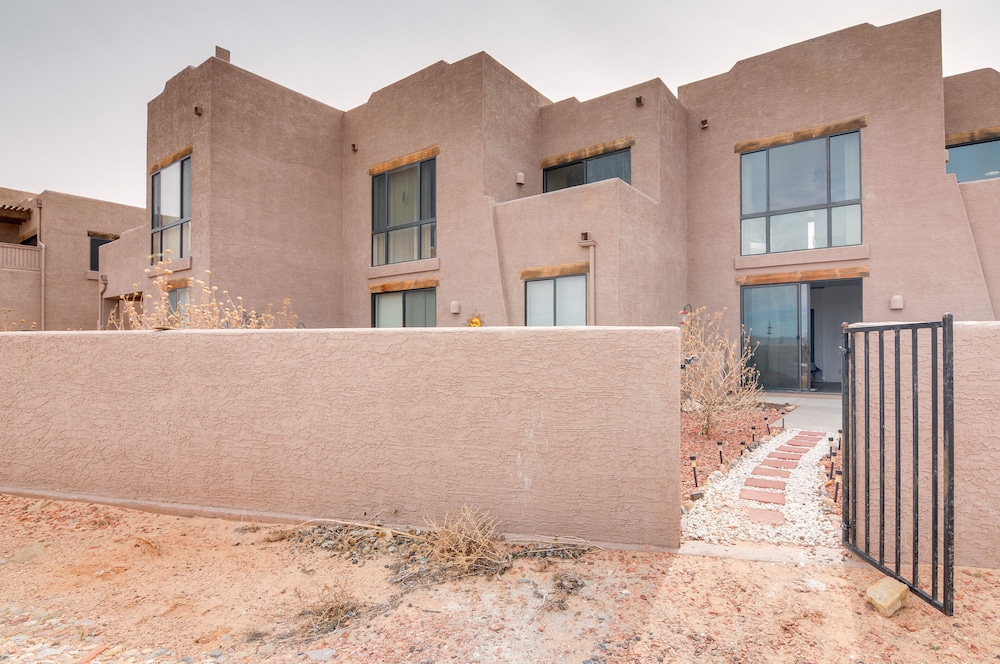 Lake Powell Views: Adobe Townhome w/ Patio