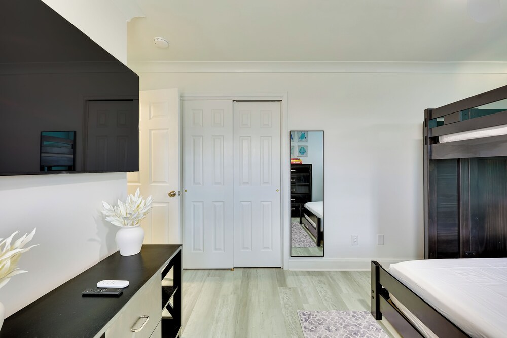 Walk to Ocean: Carolina Beach Condo w/ 2 Balconies