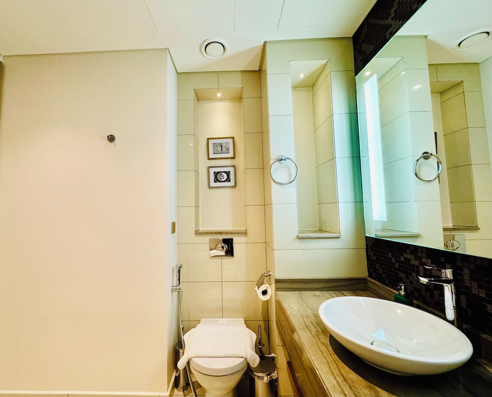 Venduras Cozy 1BR at Damac Tower