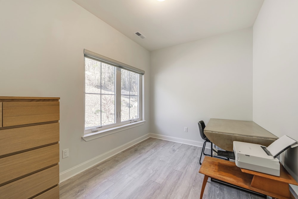 7 Mi to Dtwn Asheville: Apt w/ Sauna Access!