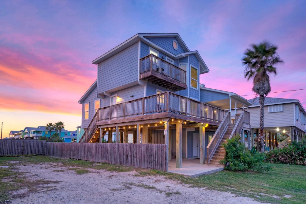 Sleeps 20! 2 Homes Near the Beach, Private Pools, Gameroom, Large Family Retreat