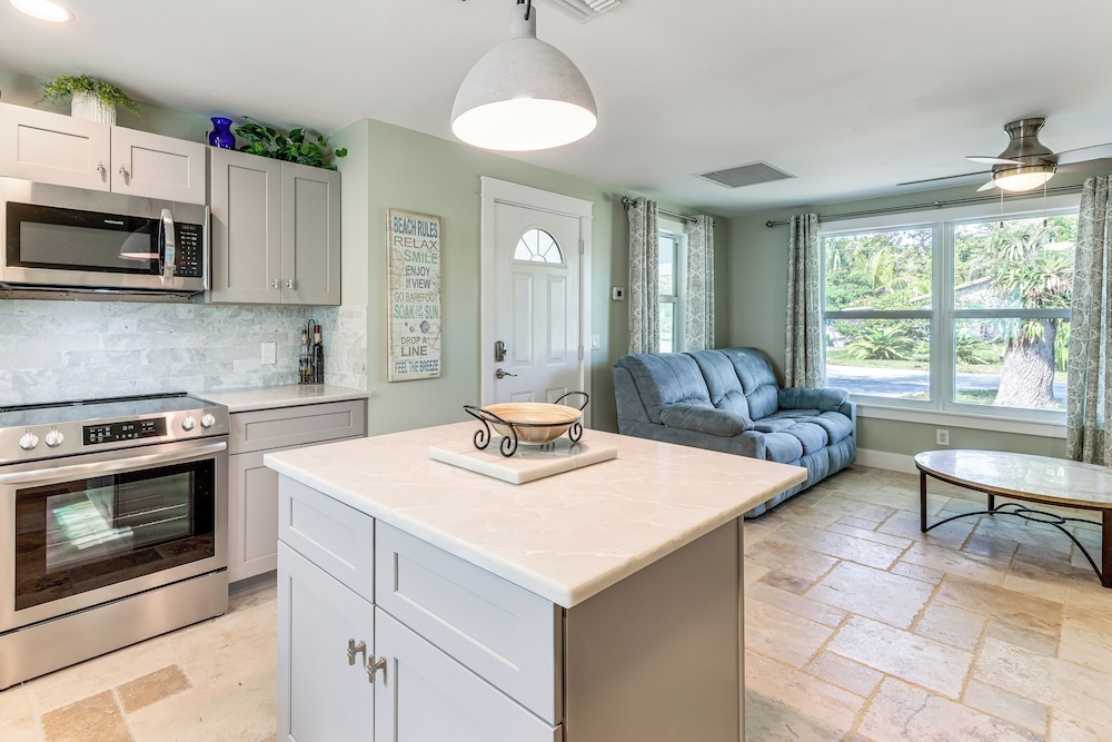 Walk to Parks, Eats & Bars: Stuart Home w/ Patio